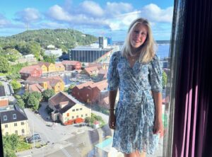 Janne Formoe Instagram - Jeg har hatt to dager fri fra @bakgaardsfest i Farsund og kost meg med hjertet mitt - @feliciaf.k på  @caledonienhotel 
Ruslet i fødebyen, spist god mat, ligget i vannretten, sett film, og sett på «Kaptein Sabeltann og havets hemmelighet» som er helt magisk bra og et av sommerens høydepunkter for meg. Jeg lengter alltid tilbake til Kjuttaviga 🏴‍☠️❤️🏴‍☠️

(Ikke sponset hotell bare for å ha det sagt)