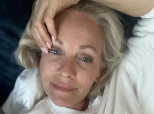 Janne Formoe Instagram - Jeg har hatt to dager fri fra @bakgaardsfest i Farsund og kost meg med hjertet mitt - @feliciaf.k på  @caledonienhotel 
Ruslet i fødebyen, spist god mat, ligget i vannretten, sett film, og sett på «Kaptein Sabeltann og havets hemmelighet» som er helt magisk bra og et av sommerens høydepunkter for meg. Jeg lengter alltid tilbake til Kjuttaviga 🏴‍☠️❤️🏴‍☠️

(Ikke sponset hotell bare for å ha det sagt)