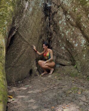 Jaque Khury Instagram - Quando toquei na SAMAUMA meu corpo todo tremeu , arrepiou e foi uma mistura de sentimentos e emoções. A samauma é uma árvore sagrada aonde moram os espíritos da floresta. Aqui você trás suas  intenções . Foi tão emocionante 😍
“Debaixo da samauma que eu renasci “