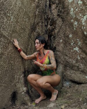 Jaque Khury Instagram - Quando toquei na SAMAUMA meu corpo todo tremeu , arrepiou e foi uma mistura de sentimentos e emoções. A samauma é uma árvore sagrada aonde moram os espíritos da floresta. Aqui você trás suas  intenções . Foi tão emocionante 😍
“Debaixo da samauma que eu renasci “