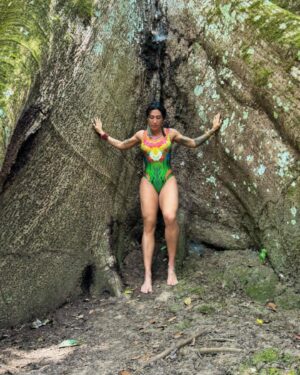 Jaque Khury Instagram - Quando toquei na SAMAUMA meu corpo todo tremeu , arrepiou e foi uma mistura de sentimentos e emoções. A samauma é uma árvore sagrada aonde moram os espíritos da floresta. Aqui você trás suas  intenções . Foi tão emocionante 😍
“Debaixo da samauma que eu renasci “