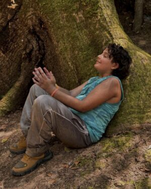Jaque Khury Instagram - Quando toquei na SAMAUMA meu corpo todo tremeu , arrepiou e foi uma mistura de sentimentos e emoções. A samauma é uma árvore sagrada aonde moram os espíritos da floresta. Aqui você trás suas  intenções . Foi tão emocionante 😍
“Debaixo da samauma que eu renasci “