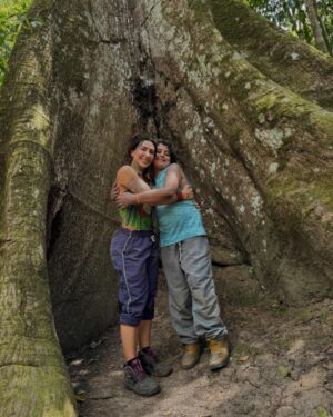 Jaque Khury Instagram - Quando toquei na SAMAUMA meu corpo todo tremeu , arrepiou e foi uma mistura de sentimentos e emoções. A samauma é uma árvore sagrada aonde moram os espíritos da floresta. Aqui você trás suas  intenções . Foi tão emocionante 😍
“Debaixo da samauma que eu renasci “