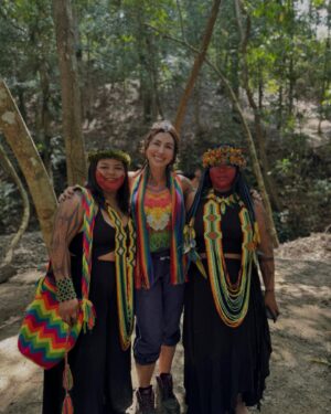 Jaque Khury Instagram - Quando toquei na SAMAUMA meu corpo todo tremeu , arrepiou e foi uma mistura de sentimentos e emoções. A samauma é uma árvore sagrada aonde moram os espíritos da floresta. Aqui você trás suas  intenções . Foi tão emocionante 😍
“Debaixo da samauma que eu renasci “