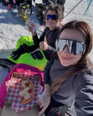 Jaque Khury Instagram - Um dia de sol na neve, ❄️ que oscilou de -5 pela manhã a 22 graus no meio da tarde. Até meu rosto queimou demais nessa neve . ahhhh… que dia lindo!!