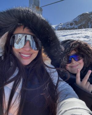 Jaque Khury Instagram - Um dia de sol na neve, ❄️ que oscilou de -5 pela manhã a 22 graus no meio da tarde. Até meu rosto queimou demais nessa neve . ahhhh… que dia lindo!!