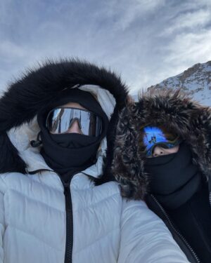 Jaque Khury Instagram - Um dia de sol na neve, ❄️ que oscilou de -5 pela manhã a 22 graus no meio da tarde. Até meu rosto queimou demais nessa neve . ahhhh… que dia lindo!!