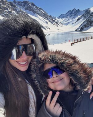 Jaque Khury Instagram - Sonho realizado ! Finalmente conhecemos a neve ⛄️. O Chile é um país lindo demais! Cheio de belezas naturais. Tem neve, deserto, praia … amei esse país ❄️⛷️🇨🇱
#portillo #valenevado #lagunadelinca