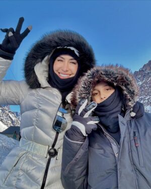 Jaque Khury Instagram - Sonho realizado ! Finalmente conhecemos a neve ⛄️. O Chile é um país lindo demais! Cheio de belezas naturais. Tem neve, deserto, praia … amei esse país ❄️⛷️🇨🇱
#portillo #valenevado #lagunadelinca