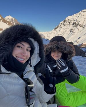 Jaque Khury Instagram - Sonho realizado ! Finalmente conhecemos a neve ⛄️. O Chile é um país lindo demais! Cheio de belezas naturais. Tem neve, deserto, praia … amei esse país ❄️⛷️🇨🇱
#portillo #valenevado #lagunadelinca