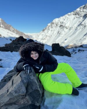Jaque Khury Instagram - Sonho realizado ! Finalmente conhecemos a neve ⛄️. O Chile é um país lindo demais! Cheio de belezas naturais. Tem neve, deserto, praia … amei esse país ❄️⛷️🇨🇱
#portillo #valenevado #lagunadelinca