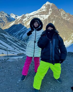 Jaque Khury Instagram - Sonho realizado ! Finalmente conhecemos a neve ⛄️. O Chile é um país lindo demais! Cheio de belezas naturais. Tem neve, deserto, praia … amei esse país ❄️⛷️🇨🇱
#portillo #valenevado #lagunadelinca