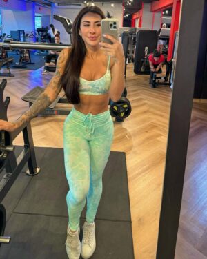 Jaque Khury Instagram - Minha divisão de treino da semana. 
Minha musculação é com amplitude e carga moderada. Não gosto de treinar muito pesado e ter dores na lombar ou ter risco de lesão. Também estou com foco em manutenção, e sem chip ou modulação hormonal. E sem remédios. Só uso fórmulas da @emporiomagistral e suplementação:whey , creatina e pré treino da @maxtitaniumsuplementos 
Tô natural 👌 mantendo meu acompanhamento com @drjorgeyamamoto e os treinos com @jesus_personal23 . Mantendo os 63kg em 1,67. 
Medidas : Busto 93, cintura 66, quadril 102, coxa 62. Não sei meu percentual pq não tô com foco em ficar seca. Só manutenção. Equilíbrio e sem efeito sanfona. 😝

Segunda : quadríceps , panturrilha e abdômen 
Terça : ballet e 30’ de bike 
Quarta: posterior de coxa e panturrilha 
Quinta : ballet e 30’ de bike 
Sexta: perna geral , panturrilha e glúteo , e 30’ de bike 
Sábado : 30’ bike e a cada 15 dias treino de superior geral. 
Domingo : descanso
