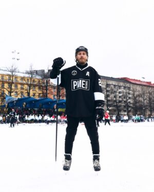 Jare Brand Instagram - Tänään pelattiin @savepondhockey pipolätkää ilmaston puolesta. Hieno tapahtuma! Kiitos @pmerecords joukkueelle! GM on ylpee äijistä, vaik pytty jäi Brakulle.