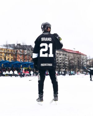 Jare Brand Instagram - Tänään pelattiin @savepondhockey pipolätkää ilmaston puolesta. Hieno tapahtuma! Kiitos @pmerecords joukkueelle! GM on ylpee äijistä, vaik pytty jäi Brakulle.