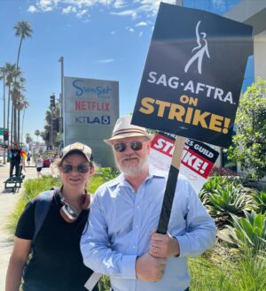 Jared Harris Instagram - Very hot. No shade. Stay safe, @sagaftra strikers. Hydrate. Electrolytes. SPF. Take breaks. We stand strong & in solidarity with @wgawest & @wgaeast 

#SagAftra
#WGA
#UnionStrong
#TeamHarris 
#TeamHeyman