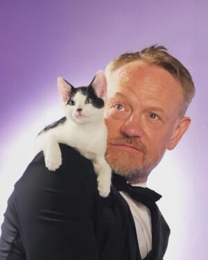 Jared Harris Instagram - This picture taken by @shaelacook was done on a great day organized by @allegrariggio @catconworldwide & @foundanimals to help get kittens adopted, and they all were! 

TONIGHT! Saturday, Feb. 17, 2024 - #TournamentOfNerds @dynastytypewriter -

Repost from @dynastytypewriter
•
Q: 🐱  What could be better than this photo of Jared Harris with a cat? 
A: Getting to see him and a gaggle of top tier comics and actors having a 💪 TOURNAMENT OF NERDS 👓  TONIGHT - and knowing that the partial proceeds are going to @bestfriendsanimalsociety!!! 🥹 
Save some sweet furry friends and give yourself a sweet smooth night! Show starts at 10!

@jaredharris 
@richsommer 
@theerikaishii 
@brigiger 
@realmarcandreyko 
@andresparadacomedy 
@carolinereturns 
@allie.arasi 
@yesdiegoparada 
@johnwaynechristian 
@robinlovesdinos 
@zeyner27 
@jonbarrhere 
@erikbarnesgolf 

Hosted by: @justin.donaldson and @halrudnick 

#TournamentOfNerds
#DynastyTypewriter
#SupportTheArts
#SupportYourScene
#OneNerdToRuleThemAll
#AdoptDontShop
#BestFriendsAnimalSociety 
#TeamHarris 
#JaredHarris