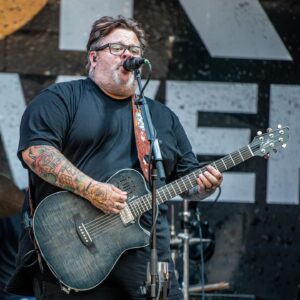 Jaret Reddick Instagram - Absolutely loving my new @godin_guitars !! The look, the feel and the sound are the best ever! #godinguitars #jaretrayreddick
📸 @goodgamephotography