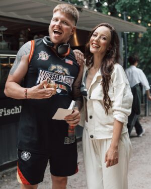 Jasmin Wagner Instagram - 'Nen 💢HERZALARM ❤️‍🔥🚨 krieg ich, wenn ich mit dir auf der Bühne steh‘ @finch | Vielen Dank @stadtparkopenair für den Rave! 

Look: @10dayslifestyle 
🎥 @borissegal 
📷 @miapriori_ 
#stadtparkopenair #10jahrefinch #finchxblümchen #performance #herzalarm #blümchen2024 #blümchen