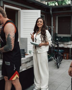Jasmin Wagner Instagram - 'Nen 💢HERZALARM ❤️‍🔥🚨 krieg ich, wenn ich mit dir auf der Bühne steh‘ @finch | Vielen Dank @stadtparkopenair für den Rave! 

Look: @10dayslifestyle 
🎥 @borissegal 
📷 @miapriori_ 
#stadtparkopenair #10jahrefinch #finchxblümchen #performance #herzalarm #blümchen2024 #blümchen