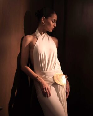 Jasmine Curtis-Smith Instagram - For last Saturday’s #GMAGala2024, Jasmine Curtis-Smith (@jascurtissmith) wore all-white draped close to the body, affixed at the hips with a mother of pearl seashell, a custom collaboration between designers Martin Bautista (@martinmbautista) and Neil Felipp (@neilfelipp). 

“Our vision [was] to create a silhouette that enhances Jasmine’s statuesque beauty, with fabrics that seamlessly contour her form,” her stylist Claire Fernando tells Vogue, “almost as if they were a second skin.” 

Read more about her look on vogue.ph. Tap the link in bio for more.

Photographed by @iamrobleung, styled @clairefernando_ of @qurator_studio, makeup by @mayesadelossantos hair by @viennueva, jewelry from @tiffanyandco, written by @daphnesagun