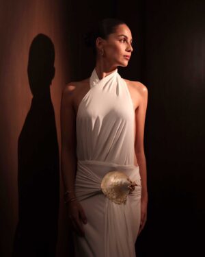 Jasmine Curtis-Smith Instagram - For last Saturday’s #GMAGala2024, Jasmine Curtis-Smith (@jascurtissmith) wore all-white draped close to the body, affixed at the hips with a mother of pearl seashell, a custom collaboration between designers Martin Bautista (@martinmbautista) and Neil Felipp (@neilfelipp). 

“Our vision [was] to create a silhouette that enhances Jasmine’s statuesque beauty, with fabrics that seamlessly contour her form,” her stylist Claire Fernando tells Vogue, “almost as if they were a second skin.” 

Read more about her look on vogue.ph. Tap the link in bio for more.

Photographed by @iamrobleung, styled @clairefernando_ of @qurator_studio, makeup by @mayesadelossantos hair by @viennueva, jewelry from @tiffanyandco, written by @daphnesagun