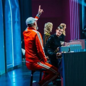 Jasna Fritzi Bauer Instagram - Heute wird geglitzert. Und so viele Fragen… Laut wird es selbstverständlich auch, nur als Vorwarnung für alle die sich beschwert haben. 🥸 mit den süssmäusen @shawnstein @billkaulitz und dem amtierenden moderator dieser show @officiallyjokoturbo und natürlich @fraubauerfeind (Name ist anscheinend Programm gewesen in den letzten 4 Shows - Danke Kathrin 🙄) nicht zu vergessen unsere bezaubernde Wildcard Kandidatin! Und der Besten Band der Welt den @themightyws. Heute um 20.15 Uhr natürlich auf @prosieben UND mein wunderschönes Hair und Make-Up macht wie jede woche die bezaubernde @ranya_abdurahman 🤩❤️#wsdms