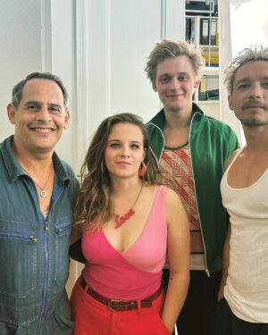 Jasna Fritzi Bauer Instagram - Letztens am Set von „Viktor bringt‘s“. Es war ein herrlicher Spass mit den Jungs @moritzbleibtreu @enzo_brumm und @otto_heimlich ❤️ und als ob das nicht schon gereicht hätte dazu auch noch meinen alten Freund @johannlacroix getroffen. 

Danke an das fabelhafte Team! Es war mir ein Fest. Und ihr könnt Euch auf eine herrliche Serie gespannt machen! #viktorbringts #amazonprime 

Photos: @ottoheimlich & @johannlacroix