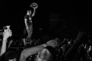 Jason Aldean Instagram - Thanks to everyone who came out to the opening of The Highway Desperado Tour… Three SOLD OUT shows in New York and New Jersey is a hell of a way to kick it off! See yall next week for round 2🇺🇸

📷: @justinmrusek