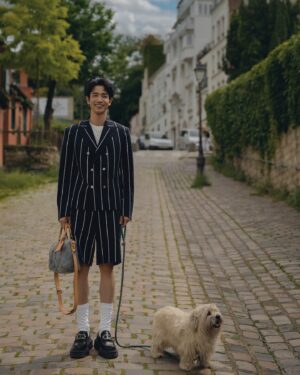 Jasper Liu Instagram - 2025的這場春夏大秀，親臨現場的震撼與感動，真的很難用言語形容。當下最直觀的感受像是聽見了全人類們的吶喊。設計的概念與靈感都很喜歡。希望和大家分享這些最美麗的文字。

路易威登 2025 年春夏男士系列向與地球共存的人類致敬。從我們稱之為家園的星球上縮小，它從太陽的角度描繪了我們的種族，在廣度上謙遜，在力量上和諧。當我們的國際社區齊聚巴黎之際，男裝創意總監 Pharrell Williams 反思了路易威登全球心態的團結精神。該系列透過精心製作的色調輪廓，呈現出地球上所有人類膚色的細微差別（每個人都受到同一太陽的照射），展示了人類宏觀和微觀觀點之間的關係：由不同的物種構成相同的血肉。Le Monde Est à Vous世界是你的The World is Yours 

#LVMenSS25
#LouisVuitton
@louisvuitton 
@pharrell 

Photographer @h_paris_h 
Hairstyle @ajae_yt 
Makeup @minniechaooo