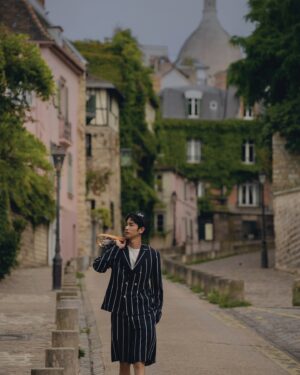 Jasper Liu Instagram - 2025的這場春夏大秀，親臨現場的震撼與感動，真的很難用言語形容。當下最直觀的感受像是聽見了全人類們的吶喊。設計的概念與靈感都很喜歡。希望和大家分享這些最美麗的文字。

路易威登 2025 年春夏男士系列向與地球共存的人類致敬。從我們稱之為家園的星球上縮小，它從太陽的角度描繪了我們的種族，在廣度上謙遜，在力量上和諧。當我們的國際社區齊聚巴黎之際，男裝創意總監 Pharrell Williams 反思了路易威登全球心態的團結精神。該系列透過精心製作的色調輪廓，呈現出地球上所有人類膚色的細微差別（每個人都受到同一太陽的照射），展示了人類宏觀和微觀觀點之間的關係：由不同的物種構成相同的血肉。Le Monde Est à Vous世界是你的The World is Yours 

#LVMenSS25
#LouisVuitton
@louisvuitton 
@pharrell 

Photographer @h_paris_h 
Hairstyle @ajae_yt 
Makeup @minniechaooo