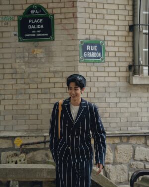 Jasper Liu Instagram - 2025的這場春夏大秀，親臨現場的震撼與感動，真的很難用言語形容。當下最直觀的感受像是聽見了全人類們的吶喊。設計的概念與靈感都很喜歡。希望和大家分享這些最美麗的文字。

路易威登 2025 年春夏男士系列向與地球共存的人類致敬。從我們稱之為家園的星球上縮小，它從太陽的角度描繪了我們的種族，在廣度上謙遜，在力量上和諧。當我們的國際社區齊聚巴黎之際，男裝創意總監 Pharrell Williams 反思了路易威登全球心態的團結精神。該系列透過精心製作的色調輪廓，呈現出地球上所有人類膚色的細微差別（每個人都受到同一太陽的照射），展示了人類宏觀和微觀觀點之間的關係：由不同的物種構成相同的血肉。Le Monde Est à Vous世界是你的The World is Yours 

#LVMenSS25
#LouisVuitton
@louisvuitton 
@pharrell 

Photographer @h_paris_h 
Hairstyle @ajae_yt 
Makeup @minniechaooo