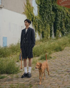 Jasper Liu Instagram - 2025的這場春夏大秀，親臨現場的震撼與感動，真的很難用言語形容。當下最直觀的感受像是聽見了全人類們的吶喊。設計的概念與靈感都很喜歡。希望和大家分享這些最美麗的文字。

路易威登 2025 年春夏男士系列向與地球共存的人類致敬。從我們稱之為家園的星球上縮小，它從太陽的角度描繪了我們的種族，在廣度上謙遜，在力量上和諧。當我們的國際社區齊聚巴黎之際，男裝創意總監 Pharrell Williams 反思了路易威登全球心態的團結精神。該系列透過精心製作的色調輪廓，呈現出地球上所有人類膚色的細微差別（每個人都受到同一太陽的照射），展示了人類宏觀和微觀觀點之間的關係：由不同的物種構成相同的血肉。Le Monde Est à Vous世界是你的The World is Yours 

#LVMenSS25
#LouisVuitton
@louisvuitton 
@pharrell 

Photographer @h_paris_h 
Hairstyle @ajae_yt 
Makeup @minniechaooo