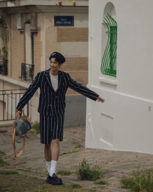 Jasper Liu Instagram - 2025的這場春夏大秀，親臨現場的震撼與感動，真的很難用言語形容。當下最直觀的感受像是聽見了全人類們的吶喊。設計的概念與靈感都很喜歡。希望和大家分享這些最美麗的文字。

路易威登 2025 年春夏男士系列向與地球共存的人類致敬。從我們稱之為家園的星球上縮小，它從太陽的角度描繪了我們的種族，在廣度上謙遜，在力量上和諧。當我們的國際社區齊聚巴黎之際，男裝創意總監 Pharrell Williams 反思了路易威登全球心態的團結精神。該系列透過精心製作的色調輪廓，呈現出地球上所有人類膚色的細微差別（每個人都受到同一太陽的照射），展示了人類宏觀和微觀觀點之間的關係：由不同的物種構成相同的血肉。Le Monde Est à Vous世界是你的The World is Yours 

#LVMenSS25
#LouisVuitton
@louisvuitton 
@pharrell 

Photographer @h_paris_h 
Hairstyle @ajae_yt 
Makeup @minniechaooo