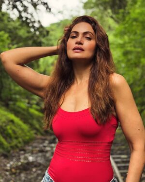 Jaswinder Gardner Instagram - Wild or classy, sweet or spicy, I wear them all with grace. 🌹✨
.
.
📸 @_nitinpandeyy 
.
 #jaswindergardner #actor #actorslife #bollywood #tv #television #hollywood #wildandclassy #sweetandspicy #effortlessbeauty #redhotlook #fashiondiaries #wavyhairvibes #nudemakeupglow #confidenceissexy #wednesday #wednesdayvibes #wednesdaymood