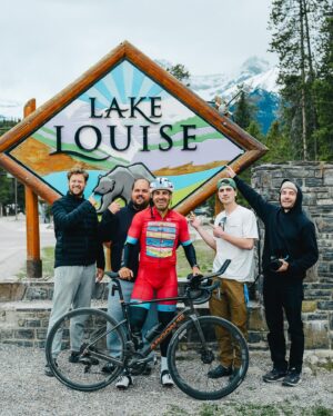 Jay Du Temple Instagram - 77 jours/7095km/17 spectacles/151 561,89$ remis à la @fondationdouglas 🇨🇦🤍

On a vécu beaucoup de belles choses dans les dernières semaines. Je ne sais pas si je réaliserai un jour.

La tournée canadienne fut possible grâce à plusieurs personnes, à commencer par ma grande sœur et gérante, Laurie. Merci d’y avoir cru la première et d’avoir porté ce projet autant que moi.
Merci de m’avoir rappelé dans les multiples moments de doute que ce projet était beau, me ressemblait, et qu’il allait parler aux gens. Tu avais (comme toujours) raison. Je t’aime.

Merci à mon coach Yves St-Louis du coaching du coureur, ainsi que Blaise Dubois de la clinique du coureur. Une préparation unique d’un an et demi, incluant un full Ironman, un 80km en trails, et beaucoup de volume m’a permis de traverser le deuxième plus grand pays au monde sans blessure, avec le sourire aux lèvres.

Merci aux partenaires qui ont rendu ce projet possible, sécuritaire et confortable. Guru, Germain Hôtels, Roulotte Rémillard, Sports Experts, Argon18, Metro, Couche-Tard, Go Rving, Bonjour Québec, Opto Réseau, Oikos, Biemme, @mintndry 
Votre générosité me touche.
Votre passion pour ce projet me dépasse.

Le merci le plus chaleureux à l’équipe :
Alex, Charles, Danny, Clovis. Merci les amis. Merci pour la profonde gentillesse, le temps, l’énergie, la drôlerie. J’étais souvent seul sur le vélo ou à courir, mais c’est nous qui avons traversé le Canada.

Merci à toutes les personnes rencontrées sur la route, aux spectateurs, aux klaxonneux, merci pour les pancartes et les muffins aux bleuets et les cadeaux et les encouragements. Vous m’avez énergisé et ému jusqu’au dernier kilomètre.

Merci à ma famille de me supporter avec autant d’amour. C’est facile d’aller loin quand on sait qu’un nid nous attend au retour. Je vous aime.

Merci.
À bientôt.
LFG.

PS : un merci spécial à Drowster qui a été présent pendant 2 semaines pour capter des souvenirs si précieux. Ton talent est grand, ta passion l’est encore plus. C’est un privilège de se retrouver devant ta lentille.