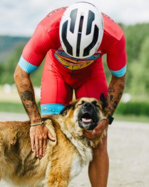 Jay Du Temple Instagram - 77 jours/7095km/17 spectacles/151 561,89$ remis à la @fondationdouglas 🇨🇦🤍

On a vécu beaucoup de belles choses dans les dernières semaines. Je ne sais pas si je réaliserai un jour.

La tournée canadienne fut possible grâce à plusieurs personnes, à commencer par ma grande sœur et gérante, Laurie. Merci d’y avoir cru la première et d’avoir porté ce projet autant que moi.
Merci de m’avoir rappelé dans les multiples moments de doute que ce projet était beau, me ressemblait, et qu’il allait parler aux gens. Tu avais (comme toujours) raison. Je t’aime.

Merci à mon coach Yves St-Louis du coaching du coureur, ainsi que Blaise Dubois de la clinique du coureur. Une préparation unique d’un an et demi, incluant un full Ironman, un 80km en trails, et beaucoup de volume m’a permis de traverser le deuxième plus grand pays au monde sans blessure, avec le sourire aux lèvres.

Merci aux partenaires qui ont rendu ce projet possible, sécuritaire et confortable. Guru, Germain Hôtels, Roulotte Rémillard, Sports Experts, Argon18, Metro, Couche-Tard, Go Rving, Bonjour Québec, Opto Réseau, Oikos, Biemme, @mintndry 
Votre générosité me touche.
Votre passion pour ce projet me dépasse.

Le merci le plus chaleureux à l’équipe :
Alex, Charles, Danny, Clovis. Merci les amis. Merci pour la profonde gentillesse, le temps, l’énergie, la drôlerie. J’étais souvent seul sur le vélo ou à courir, mais c’est nous qui avons traversé le Canada.

Merci à toutes les personnes rencontrées sur la route, aux spectateurs, aux klaxonneux, merci pour les pancartes et les muffins aux bleuets et les cadeaux et les encouragements. Vous m’avez énergisé et ému jusqu’au dernier kilomètre.

Merci à ma famille de me supporter avec autant d’amour. C’est facile d’aller loin quand on sait qu’un nid nous attend au retour. Je vous aime.

Merci.
À bientôt.
LFG.

PS : un merci spécial à Drowster qui a été présent pendant 2 semaines pour capter des souvenirs si précieux. Ton talent est grand, ta passion l’est encore plus. C’est un privilège de se retrouver devant ta lentille.