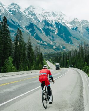 Jay Du Temple Instagram - 77 jours/7095km/17 spectacles/151 561,89$ remis à la @fondationdouglas 🇨🇦🤍

On a vécu beaucoup de belles choses dans les dernières semaines. Je ne sais pas si je réaliserai un jour.

La tournée canadienne fut possible grâce à plusieurs personnes, à commencer par ma grande sœur et gérante, Laurie. Merci d’y avoir cru la première et d’avoir porté ce projet autant que moi.
Merci de m’avoir rappelé dans les multiples moments de doute que ce projet était beau, me ressemblait, et qu’il allait parler aux gens. Tu avais (comme toujours) raison. Je t’aime.

Merci à mon coach Yves St-Louis du coaching du coureur, ainsi que Blaise Dubois de la clinique du coureur. Une préparation unique d’un an et demi, incluant un full Ironman, un 80km en trails, et beaucoup de volume m’a permis de traverser le deuxième plus grand pays au monde sans blessure, avec le sourire aux lèvres.

Merci aux partenaires qui ont rendu ce projet possible, sécuritaire et confortable. Guru, Germain Hôtels, Roulotte Rémillard, Sports Experts, Argon18, Metro, Couche-Tard, Go Rving, Bonjour Québec, Opto Réseau, Oikos, Biemme, @mintndry 
Votre générosité me touche.
Votre passion pour ce projet me dépasse.

Le merci le plus chaleureux à l’équipe :
Alex, Charles, Danny, Clovis. Merci les amis. Merci pour la profonde gentillesse, le temps, l’énergie, la drôlerie. J’étais souvent seul sur le vélo ou à courir, mais c’est nous qui avons traversé le Canada.

Merci à toutes les personnes rencontrées sur la route, aux spectateurs, aux klaxonneux, merci pour les pancartes et les muffins aux bleuets et les cadeaux et les encouragements. Vous m’avez énergisé et ému jusqu’au dernier kilomètre.

Merci à ma famille de me supporter avec autant d’amour. C’est facile d’aller loin quand on sait qu’un nid nous attend au retour. Je vous aime.

Merci.
À bientôt.
LFG.

PS : un merci spécial à Drowster qui a été présent pendant 2 semaines pour capter des souvenirs si précieux. Ton talent est grand, ta passion l’est encore plus. C’est un privilège de se retrouver devant ta lentille.