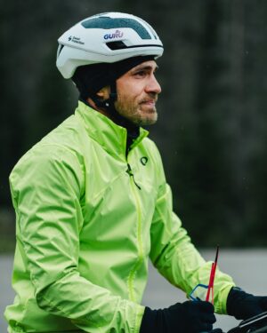 Jay Du Temple Instagram - 77 jours/7095km/17 spectacles/151 561,89$ remis à la @fondationdouglas 🇨🇦🤍

On a vécu beaucoup de belles choses dans les dernières semaines. Je ne sais pas si je réaliserai un jour.

La tournée canadienne fut possible grâce à plusieurs personnes, à commencer par ma grande sœur et gérante, Laurie. Merci d’y avoir cru la première et d’avoir porté ce projet autant que moi.
Merci de m’avoir rappelé dans les multiples moments de doute que ce projet était beau, me ressemblait, et qu’il allait parler aux gens. Tu avais (comme toujours) raison. Je t’aime.

Merci à mon coach Yves St-Louis du coaching du coureur, ainsi que Blaise Dubois de la clinique du coureur. Une préparation unique d’un an et demi, incluant un full Ironman, un 80km en trails, et beaucoup de volume m’a permis de traverser le deuxième plus grand pays au monde sans blessure, avec le sourire aux lèvres.

Merci aux partenaires qui ont rendu ce projet possible, sécuritaire et confortable. Guru, Germain Hôtels, Roulotte Rémillard, Sports Experts, Argon18, Metro, Couche-Tard, Go Rving, Bonjour Québec, Opto Réseau, Oikos, Biemme, @mintndry 
Votre générosité me touche.
Votre passion pour ce projet me dépasse.

Le merci le plus chaleureux à l’équipe :
Alex, Charles, Danny, Clovis. Merci les amis. Merci pour la profonde gentillesse, le temps, l’énergie, la drôlerie. J’étais souvent seul sur le vélo ou à courir, mais c’est nous qui avons traversé le Canada.

Merci à toutes les personnes rencontrées sur la route, aux spectateurs, aux klaxonneux, merci pour les pancartes et les muffins aux bleuets et les cadeaux et les encouragements. Vous m’avez énergisé et ému jusqu’au dernier kilomètre.

Merci à ma famille de me supporter avec autant d’amour. C’est facile d’aller loin quand on sait qu’un nid nous attend au retour. Je vous aime.

Merci.
À bientôt.
LFG.

PS : un merci spécial à Drowster qui a été présent pendant 2 semaines pour capter des souvenirs si précieux. Ton talent est grand, ta passion l’est encore plus. C’est un privilège de se retrouver devant ta lentille.