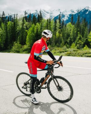 Jay Du Temple Instagram - 77 jours/7095km/17 spectacles/151 561,89$ remis à la @fondationdouglas 🇨🇦🤍

On a vécu beaucoup de belles choses dans les dernières semaines. Je ne sais pas si je réaliserai un jour.

La tournée canadienne fut possible grâce à plusieurs personnes, à commencer par ma grande sœur et gérante, Laurie. Merci d’y avoir cru la première et d’avoir porté ce projet autant que moi.
Merci de m’avoir rappelé dans les multiples moments de doute que ce projet était beau, me ressemblait, et qu’il allait parler aux gens. Tu avais (comme toujours) raison. Je t’aime.

Merci à mon coach Yves St-Louis du coaching du coureur, ainsi que Blaise Dubois de la clinique du coureur. Une préparation unique d’un an et demi, incluant un full Ironman, un 80km en trails, et beaucoup de volume m’a permis de traverser le deuxième plus grand pays au monde sans blessure, avec le sourire aux lèvres.

Merci aux partenaires qui ont rendu ce projet possible, sécuritaire et confortable. Guru, Germain Hôtels, Roulotte Rémillard, Sports Experts, Argon18, Metro, Couche-Tard, Go Rving, Bonjour Québec, Opto Réseau, Oikos, Biemme, @mintndry 
Votre générosité me touche.
Votre passion pour ce projet me dépasse.

Le merci le plus chaleureux à l’équipe :
Alex, Charles, Danny, Clovis. Merci les amis. Merci pour la profonde gentillesse, le temps, l’énergie, la drôlerie. J’étais souvent seul sur le vélo ou à courir, mais c’est nous qui avons traversé le Canada.

Merci à toutes les personnes rencontrées sur la route, aux spectateurs, aux klaxonneux, merci pour les pancartes et les muffins aux bleuets et les cadeaux et les encouragements. Vous m’avez énergisé et ému jusqu’au dernier kilomètre.

Merci à ma famille de me supporter avec autant d’amour. C’est facile d’aller loin quand on sait qu’un nid nous attend au retour. Je vous aime.

Merci.
À bientôt.
LFG.

PS : un merci spécial à Drowster qui a été présent pendant 2 semaines pour capter des souvenirs si précieux. Ton talent est grand, ta passion l’est encore plus. C’est un privilège de se retrouver devant ta lentille.