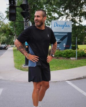 Jay Du Temple Instagram - Ça y est.
J’ai traversé le Canada à la course et à vélo.
Il reste 24 heures pour donner à ma levée de fonds pour la recherche en santé mentale. 💙

📷 @alexandre_champagne
