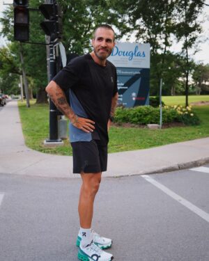 Jay Du Temple Instagram - Ça y est.
J’ai traversé le Canada à la course et à vélo.
Il reste 24 heures pour donner à ma levée de fonds pour la recherche en santé mentale. 💙

📷 @alexandre_champagne