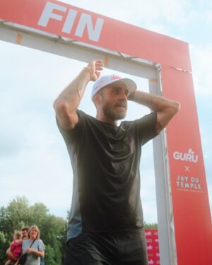 Jay Du Temple Instagram - Mon ami est revenu à la maison, après avoir traversé le Canada à la course et à vélo, s'arrêtant en chemin pour faire des spectacles en français, puis en amassant
151 561,89$ pour la @fondationdouglas 

Je me trouve chanceux d'avoir pu cueillir les moments où il est rentré à la maison, franchi la ligne d'arrivée et signé le dernier spectacle de sa tournée "Fin".

La dernière fois que c'est arrivé, c'était en janvier 2020, pour la fin de la tournée d'avant.

En sachant très bien qu'il allait aller plus loin qu'un Centre Bell, je ne suis pas surpris de la grandeur de l'exploit accompli, étant donné l'immensité du gars.

Bienvenue chez vous Jay, tout l'monde t'aime.