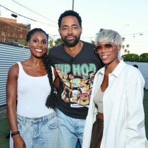 Jay Ellis Instagram - Last night was one for the BOOKS, y’all. 🙌🏾📚 Bringing DAY NINE of the #DidEveryoneHaveAnImaginaryFriend Book Tour to life on stage in my city, LA, with my people in the crowd—ain’t nothing like it. Having my family and my day ones right there with me? Man, that hit different. @issarae is always bringin’ it. Much love to everyone who came through and showed out. This one’s for us. 💙 #BookLaunch #AuthorLife