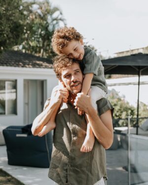 Jayme Matarazzo Instagram - Meu príncipe 👑 
Por motivos de estar juntos, o post de dia dos pais veio atrasado esse ano. E por esse motivo, vai um post pra cada filho. Te amo meu amor. Que orgulho ser seu pai !!! Meu lindo !! 🩵💛

📸: @babuskafotografia