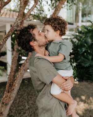 Jayme Matarazzo Instagram - Meu príncipe 👑 
Por motivos de estar juntos, o post de dia dos pais veio atrasado esse ano. E por esse motivo, vai um post pra cada filho. Te amo meu amor. Que orgulho ser seu pai !!! Meu lindo !! 🩵💛

📸: @babuskafotografia