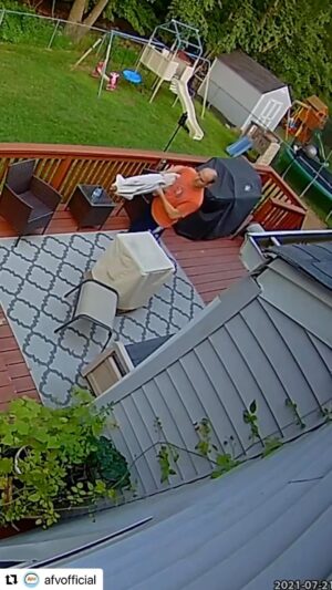 Jean-Michel Tinivelli Instagram - Mise en place de la terrasse  tranquille sans pression ni précipitation avt d accueillir les invités et de faire peter qqs  saucisses , Hi Hi on va bien rigoler et puis ….oups c est le drame … oui c est le drame , la panade , patatra comme disait ma grand mère , s’ensuit un silence ….mais je gère ,je reste calme , focus dans ma mission et concentré , oui concentré , je suis une tomate mais pas n importe laquelle , une tomate nepalaise plus sage , plus riche en fibres , une tomate aérienne remplie de bonnes ondes …… bonne journée les amis 🌸❤️💫#namaste#peace#zen#goodvibes#bonnejournée#ggodday#buongiorno#happy#day#theday#materiel#organisation#barbeuc#saucisses#drame#bim#table#jardin#funny#funnyvideos#❤️❤️❤️#bisous#tinivelli#acteur#merci