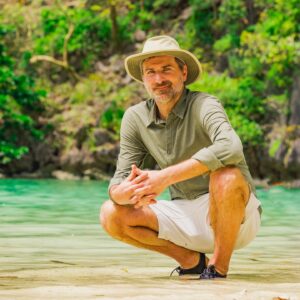 Jean-Thomas Jobin Instagram - La posture que j’ai eu pendant 44 jours quand j’épiais les joueurs de loin, aux Philippines 🔥😅

J’ai eu le privilège d’assister sur place à une très bonne première saison. J’espère que ça vous plaira aussi. 

Merci aux joueurs et joueuses pour leur générosité et leur passion pour le jeu, j’étais fier!

Demain dimanche 20h sur Noovo, grande première de @survivor.quebec. Bonne saison!

Merci au talentueux @finestonephoto pour la photo prise sur place 🙏🏻🙏🏻