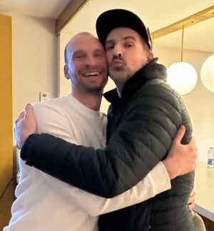 Jean-Thomas Jobin Instagram - Je suis allé rendre visite à mon cher 
@dan_savoie_  à l’hôtel ( ça sonne louche 😅). Tellement fier de lui, authentique, généreux, super joueur, toujours en mode solution, divertissant, très bon narrateur pour nous faire connecter avec lui, pour qu’on se sente dans le même navire que lui. Un parcours unique à @bigbrothercelebrites, dont il peut sortir la tête très haute. Profite de la VAGUE d’amour Dan, ton NAVIRE nous a fait vivre une belle CROISIÈRE! (Fin de mes métaphores maritimes) 🕺🏻