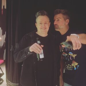 Jean-Thomas Jobin Instagram - Cette photo prise par @morenclic 2 minutes avant le @sousecoute au Centre Bell. Quelle soirée inoubliable même si j’en ai perdu un bout dans le 2e épisode, la preuve irréfutable étant ma méchante débarque haha. Mike qui a dit « j’ai pris un co-animateur au cas que je fasse un blackout ». Ouin bin finalement haha. 

Sincèrement une soirée qui me marquera longtemps. Ce matin j’ai pleuré comme un veau dans un trop-plein d’émotions, merci aux gens présents pour votre dose d’amour grisante. Vous êtes parfaits! Et merci à mon ami @mikewardca de m’avoir permis de partager ça avec lui et d’autres amis. Je suis hyper reconnaissant…. 
Quel exploit Mike bravo ❤️

P.s.: pour ceux et celles qui s’inquiètent de ma chute, j’ai le coude ecchymosé mais je vais bien haha! Merci encore du fond du coeur!
